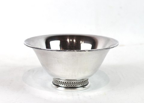 Bowl on foot of 830 silver.
5000 showroom.