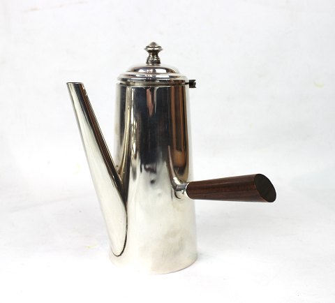 Coffee pot with wooden handle of 0.900 silver.
5000m2 showroom.