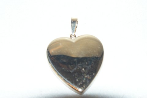 Elegant Gold Heart Pendant in 8 Carat Gold