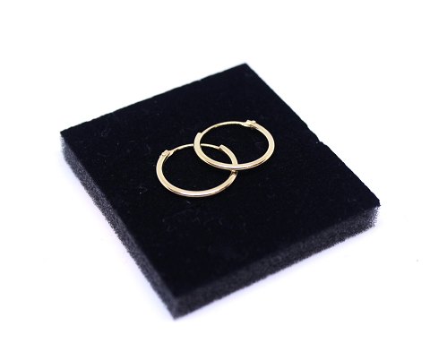 A pair of smaller hoops of 14 carat gold.
5000m2 showroom.
