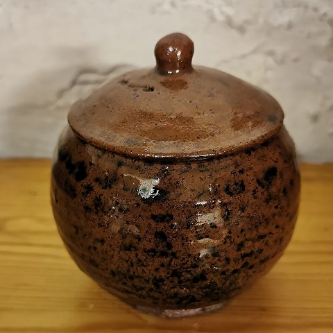 Low bowl in ceramic in Gutte Eriksen style