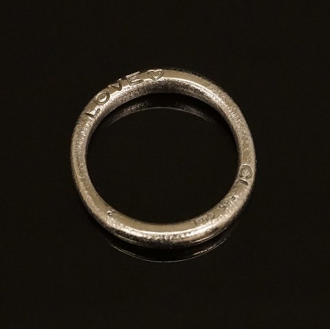 Charlotte Lynggaard, Kopenhagen: "Love"-Ring aus 
14kt Weissgold. Ringgr. 54