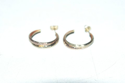 Elegant Gold earring in 14 carat