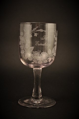 Gammelt erindrings glas fra Holmegaard glasværk med 
fine graveret blomster dekorationer og skrift 
"Til Erindring"
H: 16cm. 
Dia: 7,5cm.