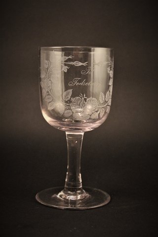 Gammelt erindrings glas fra Holmegaard glasværk med 
fine graveret blomster dekorationer og skrift "Til Fødselsdag"
H:16cm. Dia:7,5cm.