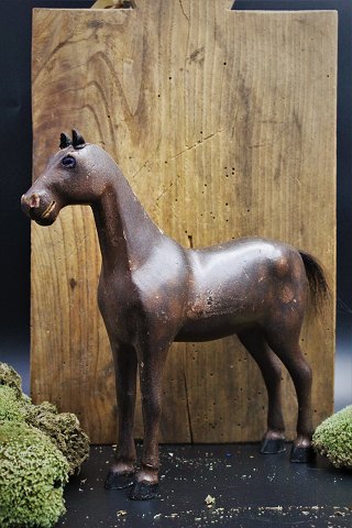 Dekorativ , gammel svensk hest fra omkring år 1900 i udskåret træ med fin 
bemaling , små læderøre og med en fin patina.
H:25cm. L:25cm.