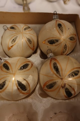 Old Christmas balls made of glass
The price is for the total lot of 4 pieces
These old Christmas balls are beige colour with gold and black
In a good condition