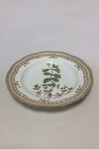 Royal Copenhagen Flora Danica Plate with pierced border No 20/3553