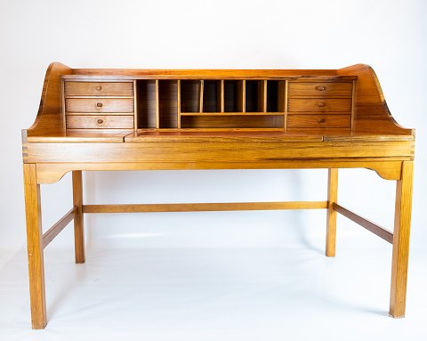 Desk in oregon pine designed by Andreas Hansen and manufactured by Hadsten Wood 
industry.
5000m2 showroom.
