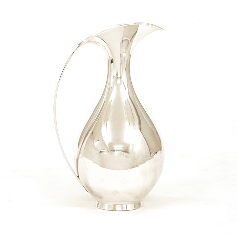 A Sterlingsilver pitcher designed by Kay Fisker 
for A. Michelsen, Copenhagen. Signed and dated 
1975. H: 24cm. W: 642gr