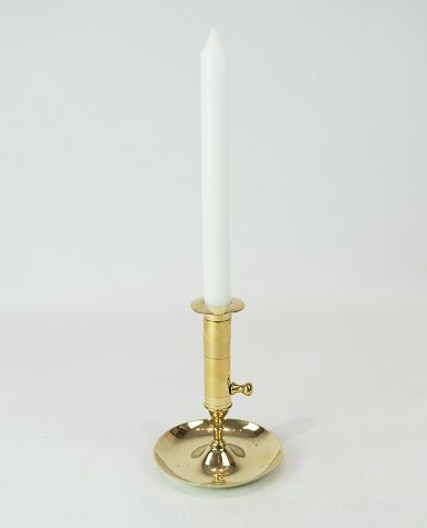 Candlestick with handle of brass and in great used condition from the 1890s.
5000m2 showroom.