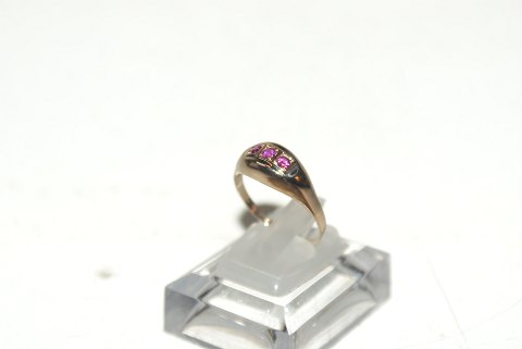 Elegant ladies ring with red stones in 14 carat gold