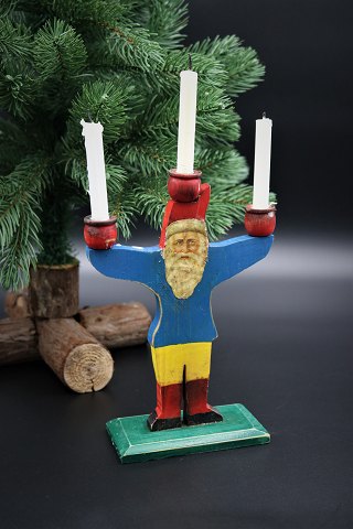 Gammel svensk julenisse lysestage i udskåret træ / bemalet med fin patina fra 
50érne.
H:21cm.