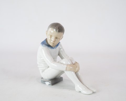 Porcelænsfigur, siddende dreng, nr.: 1742 af Bing og Grøndahl.
Flot stand
