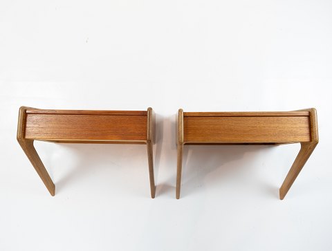 Et sæt væghængte hylder med skuffe i teak af dansk design fra 1960erne.
5000m2 udstilling.