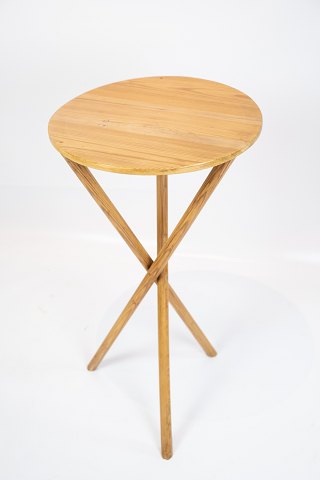 Side table in pine wood and in great vintage condition from the 1920s.
5000m2 showroom.