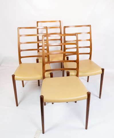 Sæt Af 4 Spisestuestole - Model 82 - Palisander - Lyst Læder - N.O. Møller - J.L 
Møllers Møbelfabrik - 1960