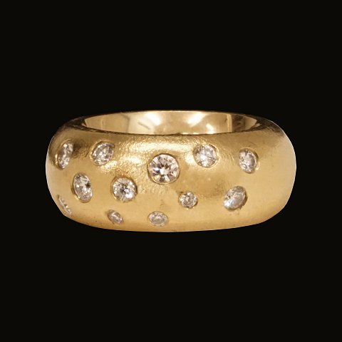 Daugaard, Dänemark: Sehr kräftiger Ring aus 14kt 
Gold mit 12 Diamanten. Hergestellt um 2005. 
Ringgr. 53. G: 35,4gr