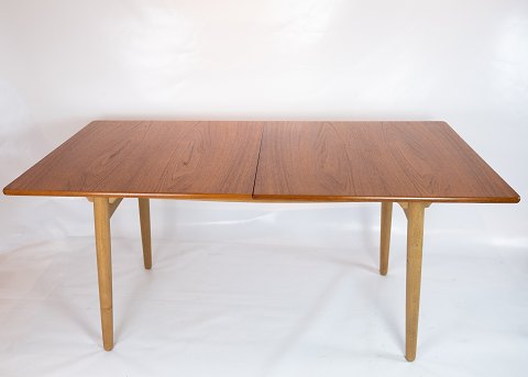 Dining table in 
teak and oak with extensions designed by Hans J. Wegner and manufactured by 
Andreas Tuck.
5000m2 showroom.