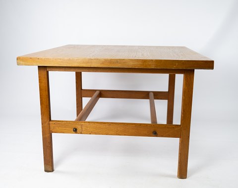 Coffee table in oak designed by Børge Mogensen and manufactured by FDB Furniture 
in the 1960s. 
5000m2 showroom.