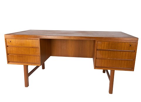 Desk in teak of danish design from the 1960s.
5000m2 showroom.