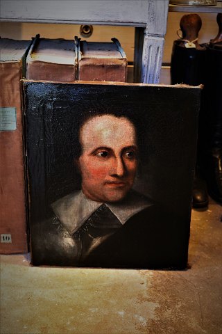 Decorative 1800 century oil portrait painting 
by noble gentleman painted on canvas. 
The painting is unsigned. 45x38cm.