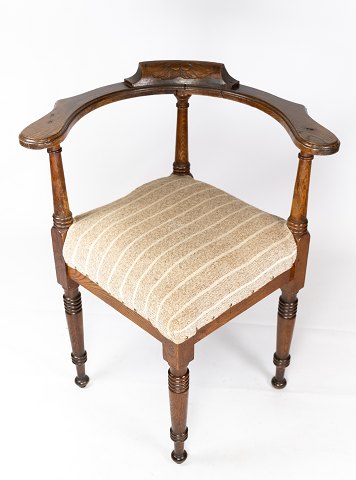 Antik armstol af eg og polstret med lyst stof fra 1930erne.
5000m2 udstilling.