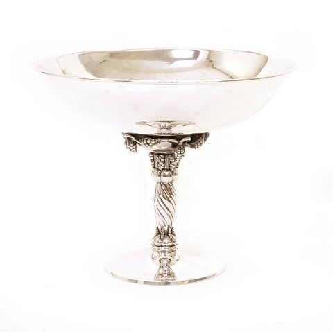 A very large Sheffield sliver plate grape tazza. 
H: 41cm. D: 52cm