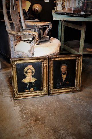 A couple of old 1800 century portrait paintings painted on metal plate in old 
gold frames.
40x35cm.