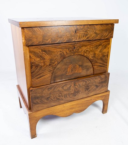 Antique dresser of mahogany with inlaid wood, in great vintage condition from 
the 1840s. 
5000m2 showroom.