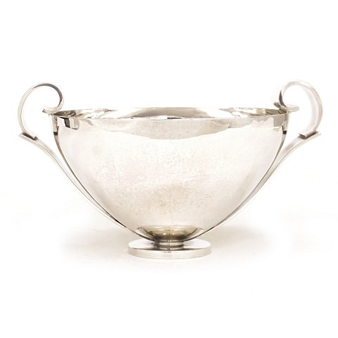 Harald Nielsen skål #802. Harald Nielsen for Georg 
Jensen i perioden 1933-44. Stor kraftig skål i 
sterlingsølv. H: 14,2cm. V: 1.066gr