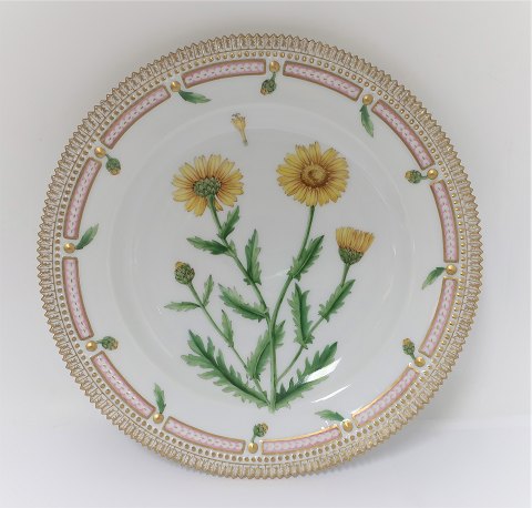 Royal Copenhagen, Flora Danica. Middags tallerken. Design #3549. Diameter 25 cm. 
(1 sortering). Chrysanthemum segetum L