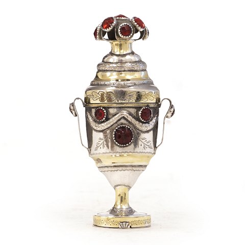 An early 18th century Danish silver vinaigrette. 
Thomas Jensen, Aabenraa, 1796-1825. H: 11,4cm
