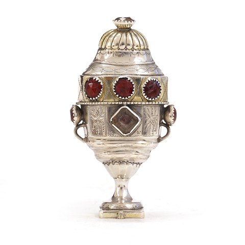 An early 19th century Danish partly gilt silver 
vinaigrette. Johan Adolf Müller, 1789-1850, 
Haderslev. H: 10,1cm