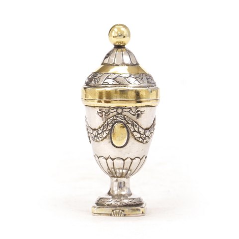 Riechdose aus teilweise vergoldetem Silber. Johan 
Adolf Müller, Hadersleben. H: 8,3cm