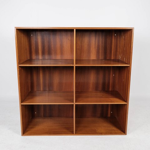 Bookcase in light mahogany designed by Mogens Koch and manufactured by Rud 
Rasmussen in the 1960s.
5000m2 showroom.
