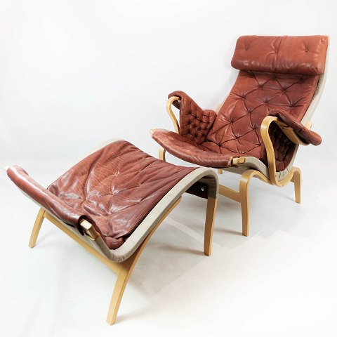Pernilla lænestol med skammel i bøg og polstret med rødt læder designet af Bruno 
Mathsson og fremstillet af Dux i 1970erne.
5000m2 udstilling.