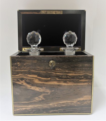 Carafes. 2 pieces in a nice box from London. Height of decanters is 22 cm.