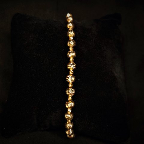 A bracelet of 18k gold