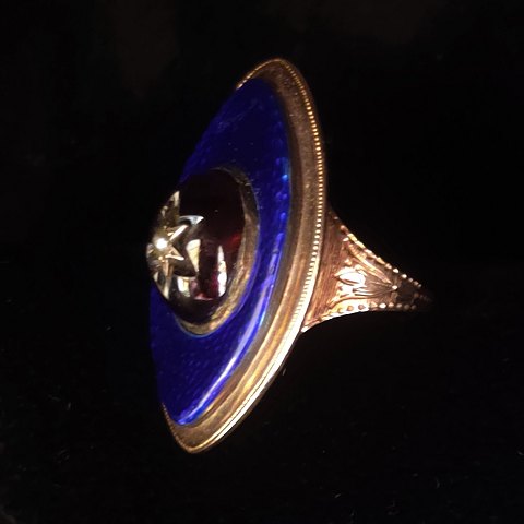 Ring of 14k redgold with enamel, granet and a small pearl from the 19th century