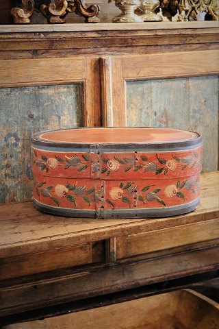 Swedish 1800 century oval wooden box with original painting with floral motif 
and with a nice patina. H:20cm. L&W:47x28,5cm.