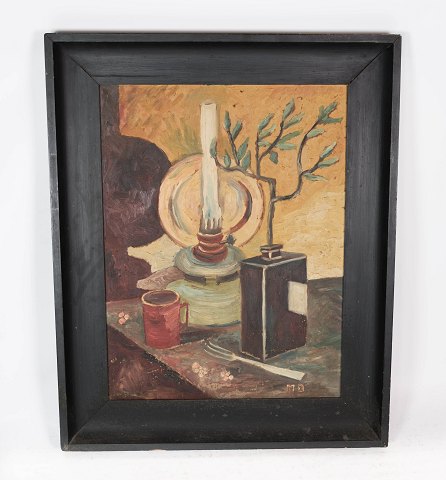 Maleri på træ  i mørke farver med sort ramme, signeret MD fra 1940erne.
5000m2 udstilling.
