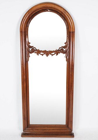 Tall mirror of mahogany and in great antique condition from the 1880s. 
5000m2 showroom.