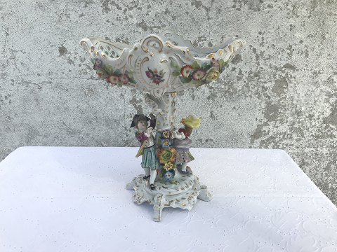 Porcelain centerpiece
With figures
Vienna porcelain
950 DKK