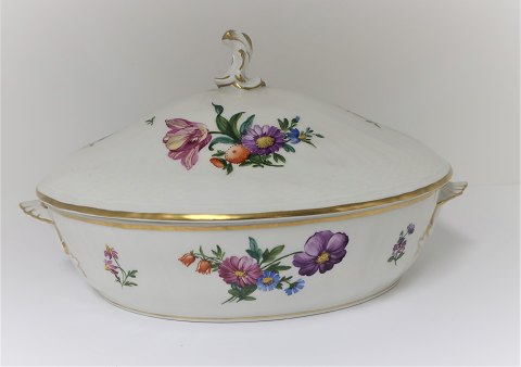 Royal Copenhagen . Leicht Sächsische Blume. Gemüsegericht. Modell 493/1702. 
Länge 27 cm. (1 Wahl)