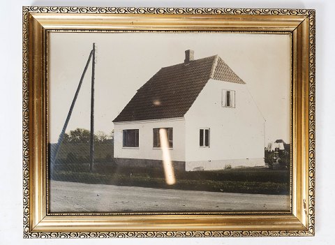 Print with motif of a house and with gilded frame from the 1950s.
5000m2 showroom.