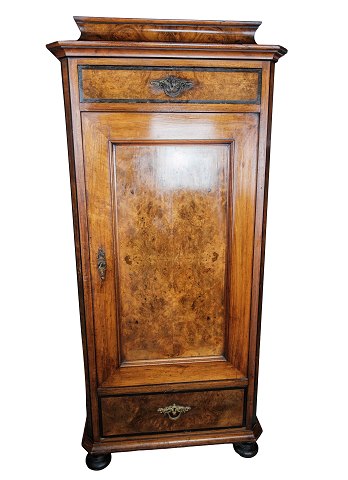 Tall cabinet of walnut, in great antique condition from the 1850s. 
5000m2 showroom.
