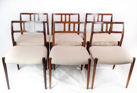 Et sæt af seks spisestuestole, model 79, designet af N.O. Møller i 1966 og 
fremstillet af J.L. 
5000m2 udstilling.