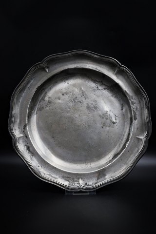 Decorative antique 1700 century tin dish with wavy edge and a very fine patina. 
Dia.37cm.