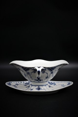 Royal Copenhagen Blue Fluted Half Lace sauceboat on fixed dish.
Decoration number: 1/585. 2.sort. H:10cm. 23x14cm.